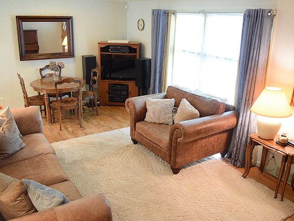 Open LR/DR w Hardwood Floor