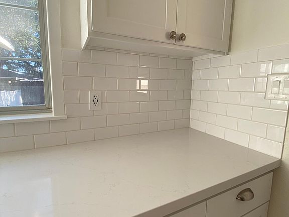 5th image of 2921 N Mountain Ave