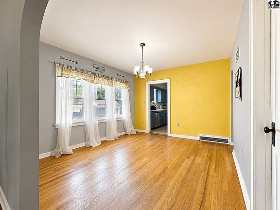 4th image of 610 S Douglas Ave