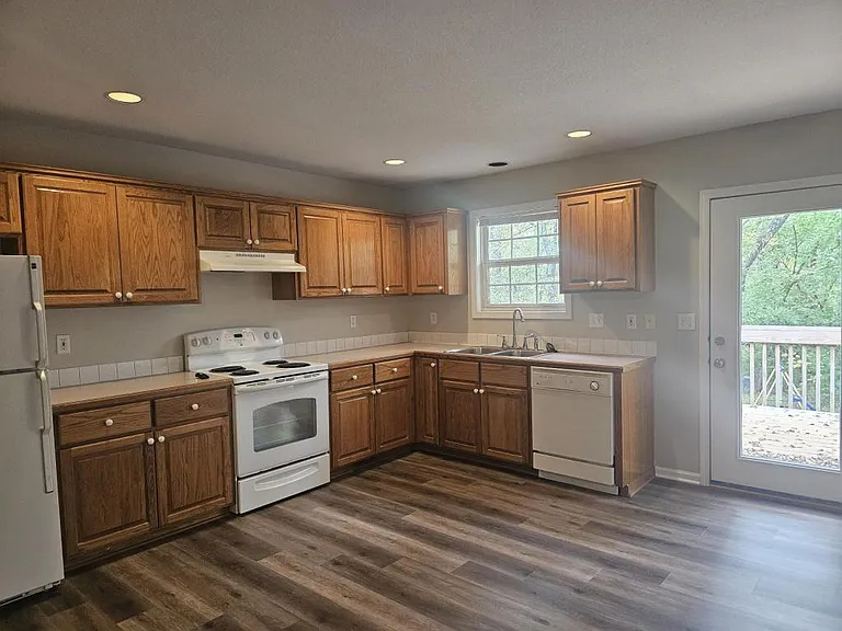 227 Elm St — Photo 9