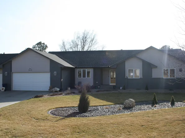 2111 Grandview Dr E, Garden City, KS 67846