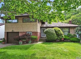 552 Richmond Rd, East Meadow, NY 11554
