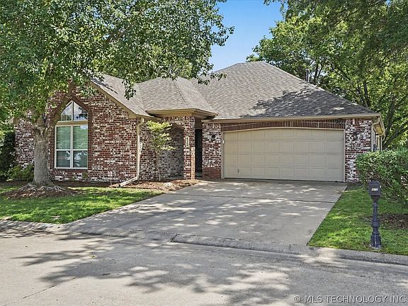 3rd image of 412 N Forest Ridge Blvd