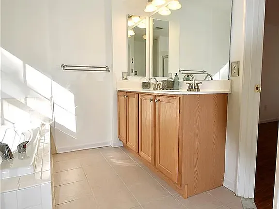136 Knollwood Dr — Photo 23