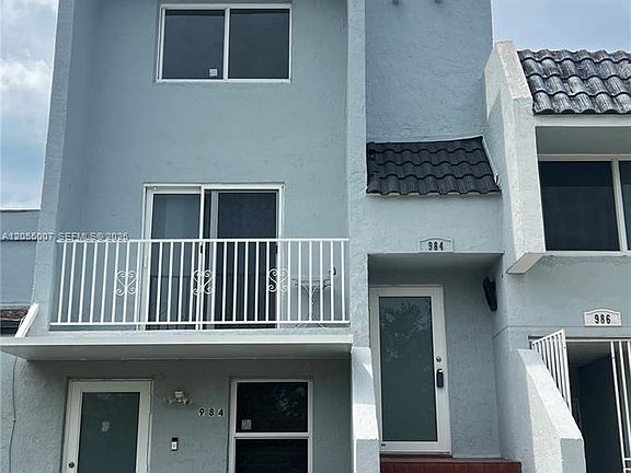 2nd image of 984 W 40th St #2