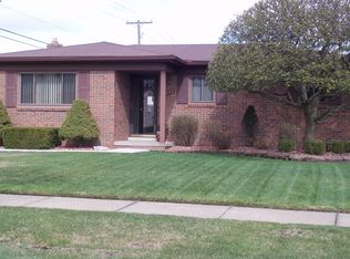 40042 Kristen Dr, Sterling Heights, MI 48310