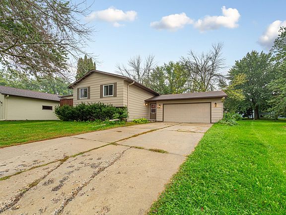 3rd image of 8 Aspen Ct
