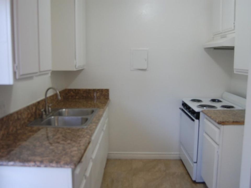 Kitchen tile floor