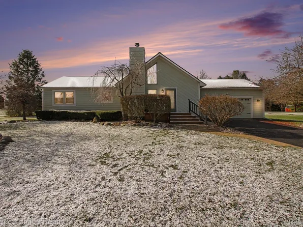 9156 Apple Orchard Dr, Fenton, MI 48430