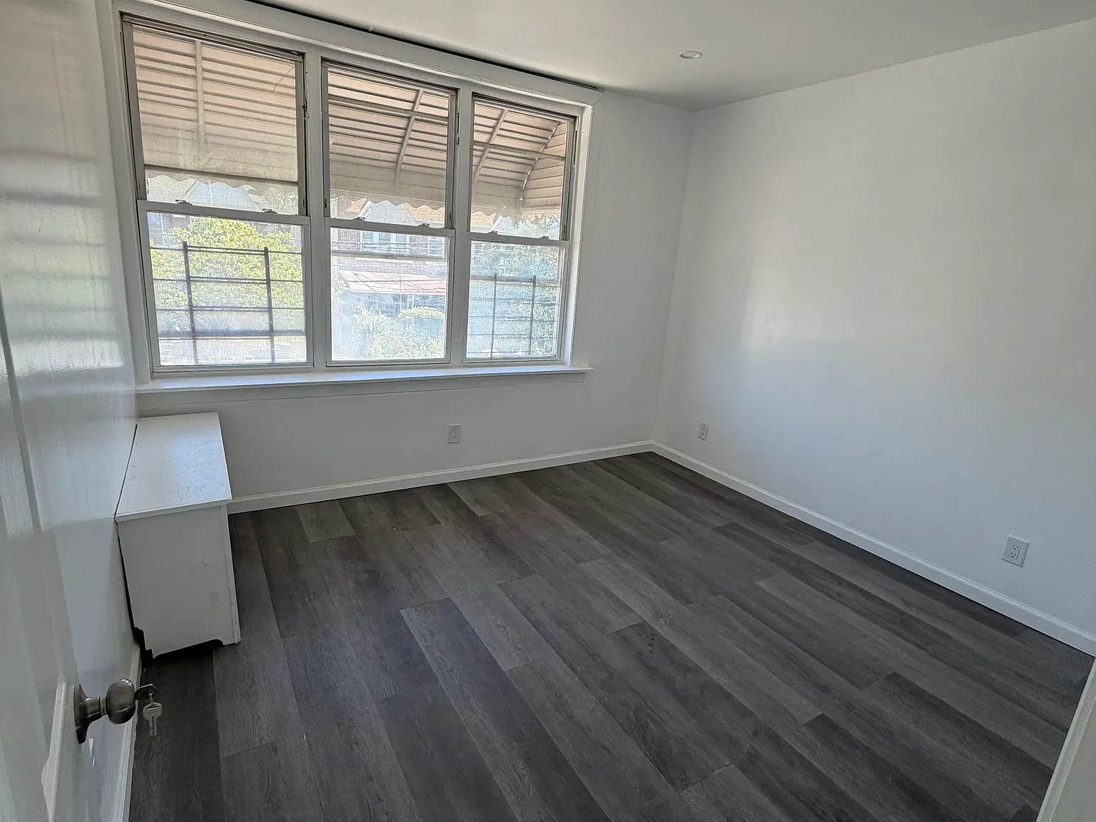 4 bed, $3,900 — Photo 2
