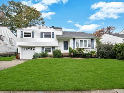 10 Edgewood Drive, Hicksville, NY, 11801