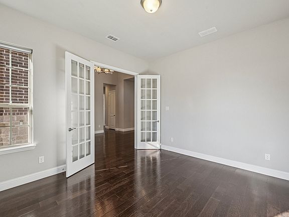 4th image of 808 York Dr