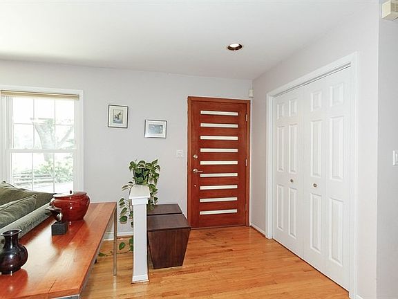 4th image of 310 E School Ln