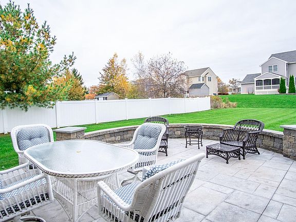 4th image of 9 Surrey Dr