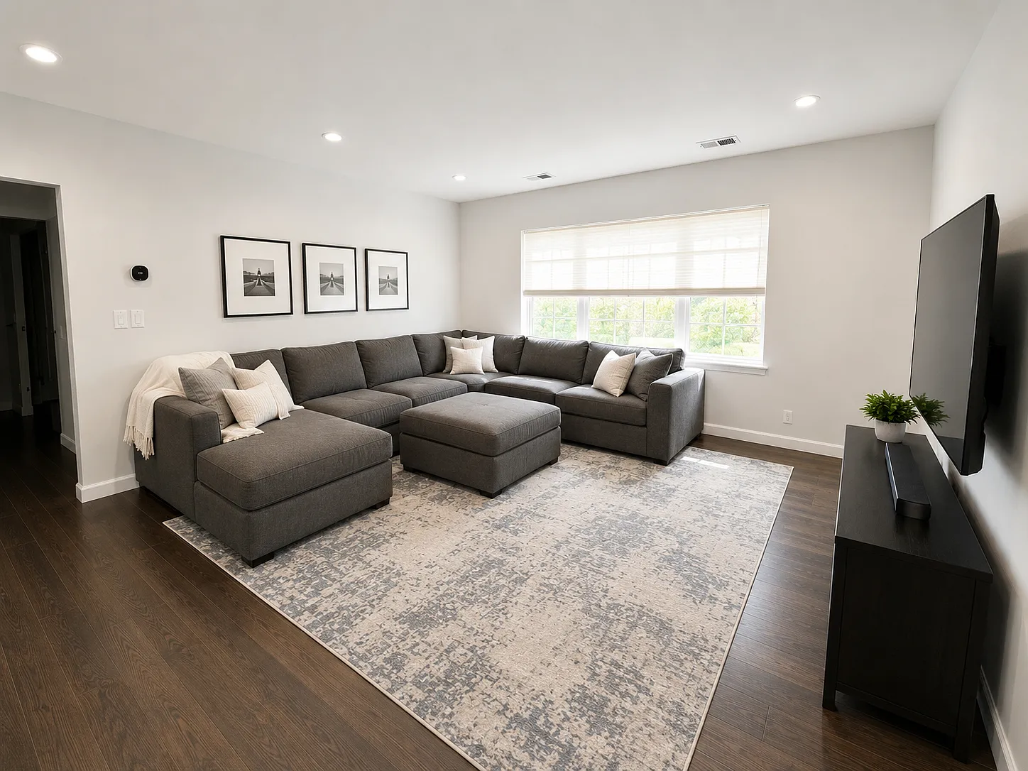 3 bed, 1055 sqft, $3,500 — Photo 4