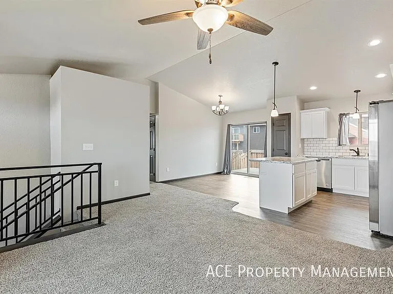 653 Rachel Ln — Photo 3