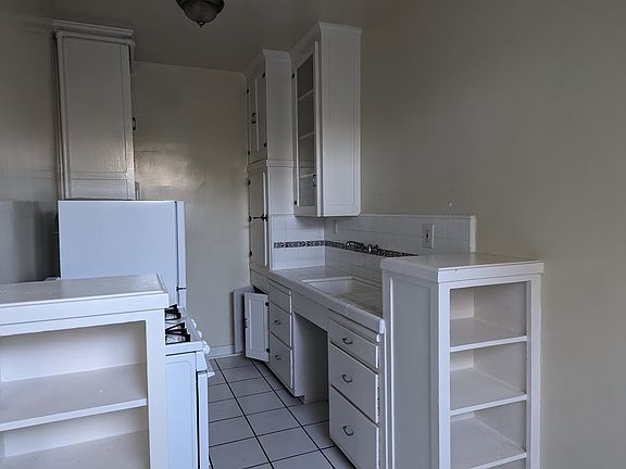 5th image of 564 N Larchmont Blvd APT 304