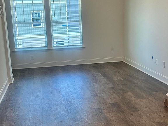 4th image of 405 Gravy Train St