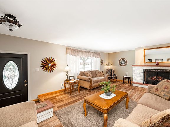 5th image of 100 Greenhill Dr