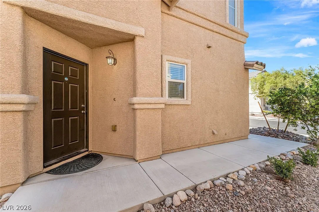4 bed, 2.5 bath, 1740 sqft, $2,050 — Photo 3