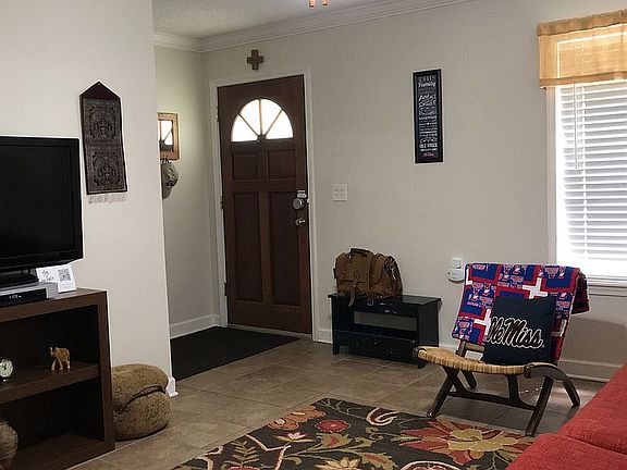 Living Room/Entry Area