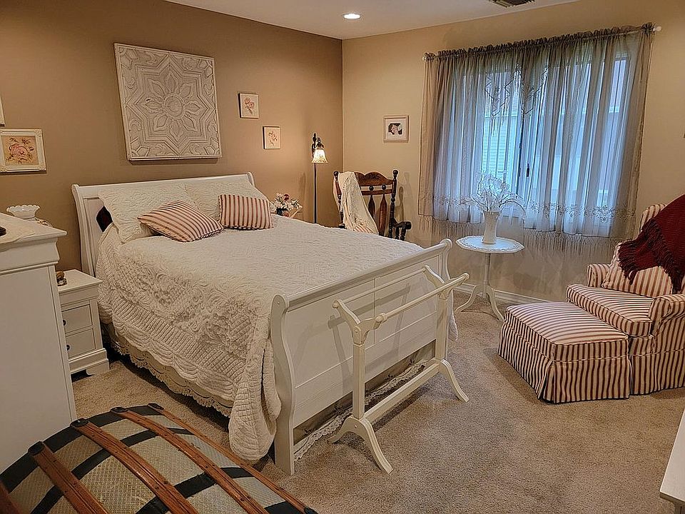 2nd image of 20 Laurel Ave APT 56
