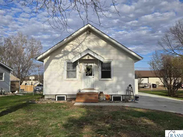 361 S Montgomery Ave, Le Center, MN 56057