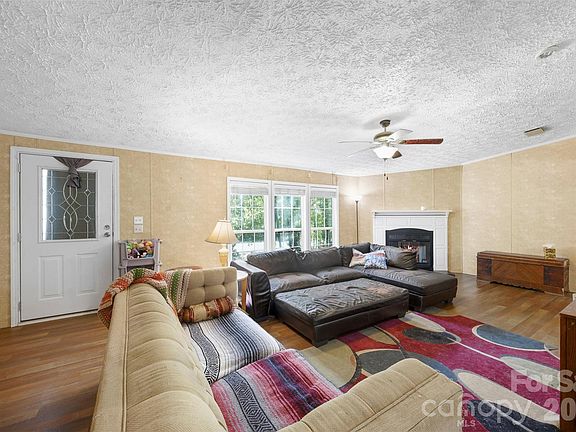 4th image of 124 Lee St