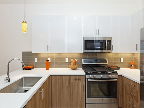 Kitchen

(Image shown is a model unit photo. Available units may vary slightly in appearance.)