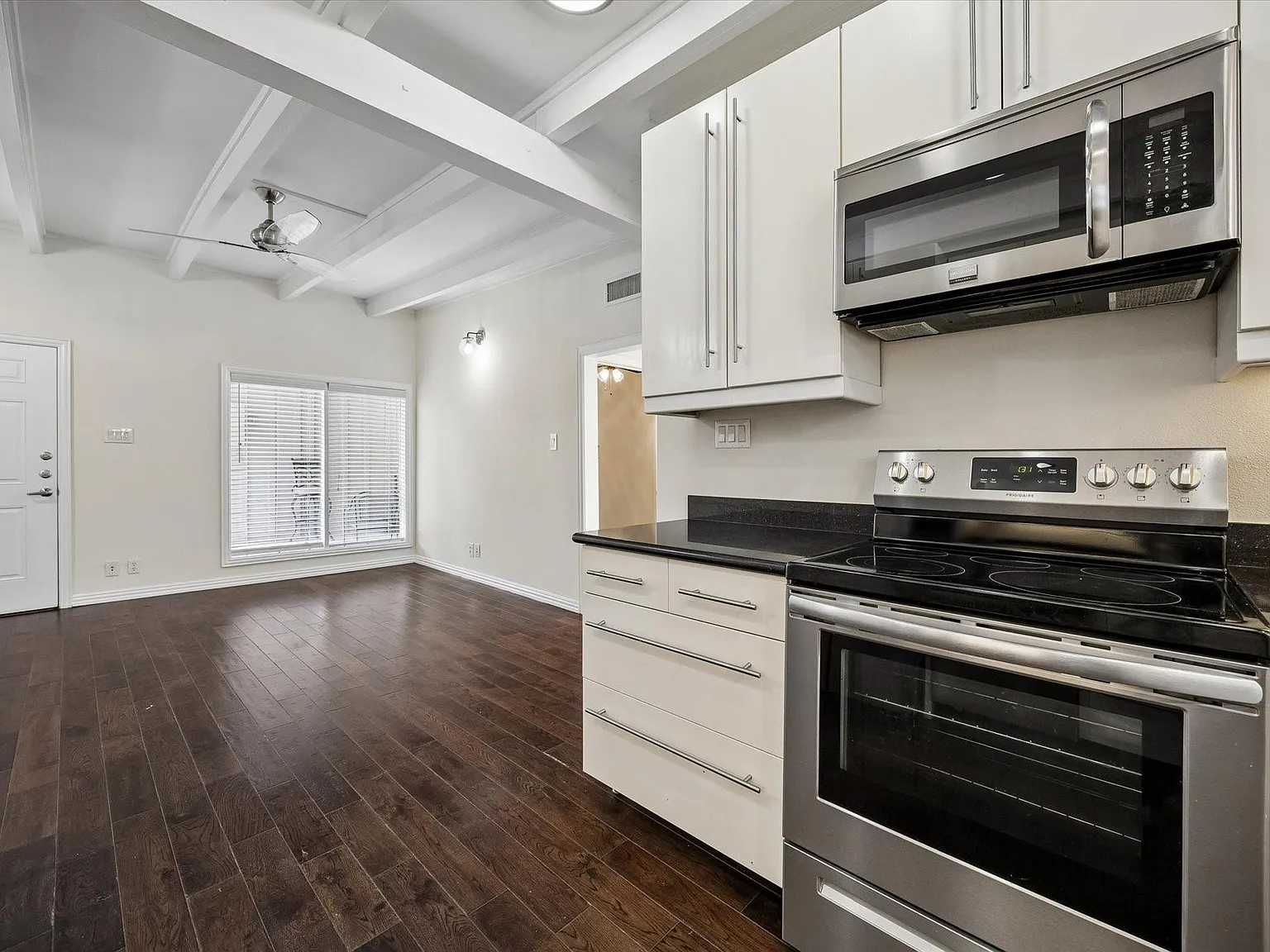 2 bed, 1.0 bath, 800 sqft, $1,595 — Photo 3