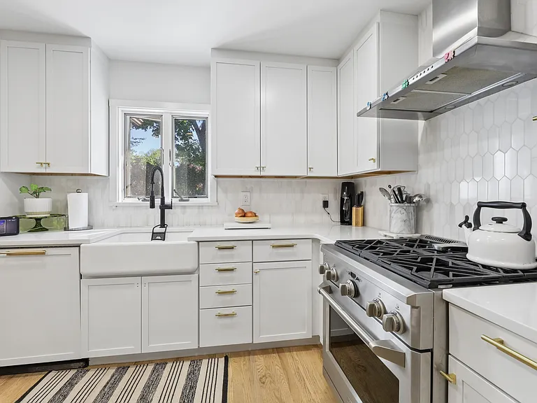 4 Lois Ave — Photo 11