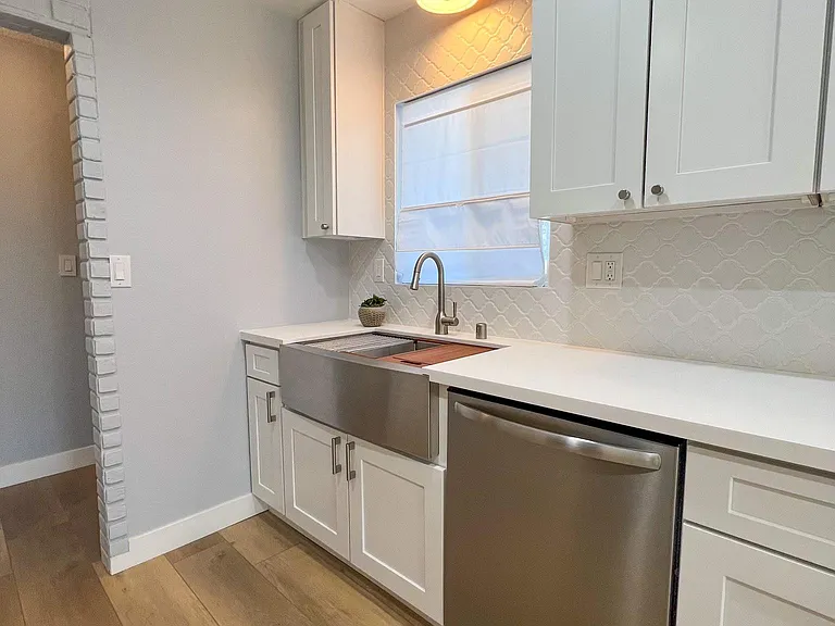 703 E Grove St — Photo 2