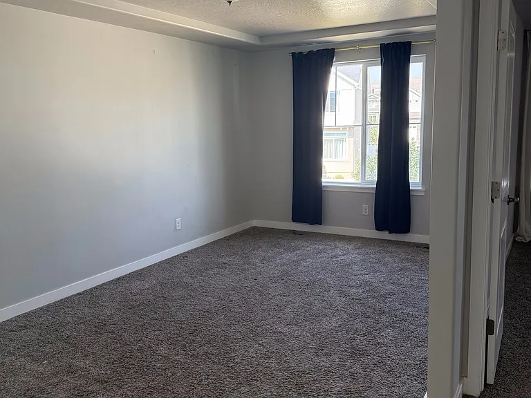 2543 N Drexler Dr — Photo 10