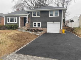 5 Bayberry Dr, Plainview, NY 11803