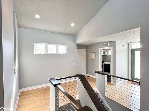 4th image of 360 NE Meadowlark Ln