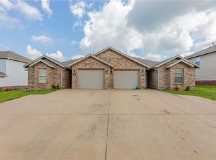 867 & 869 Oakwood Ln, Centerton, AR 72719