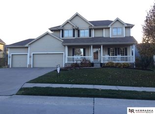 1811 Ridgewood Dr, Papillion, NE 68133
