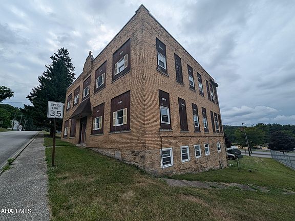 2nd image of 152 Hickory St
