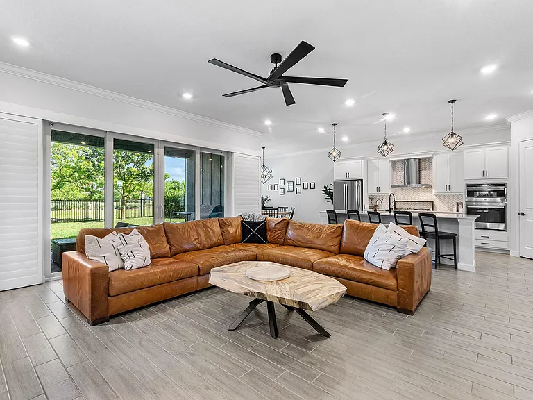 981 Castaway Ct — Photo 9