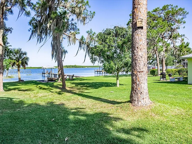 924 Lake Dr E — Photo 31