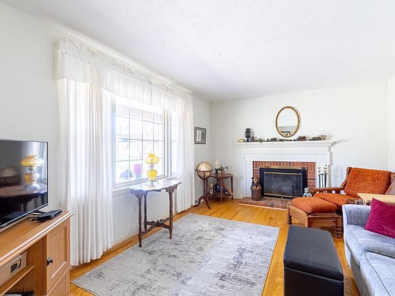 5th image of 122 White Pine Dr