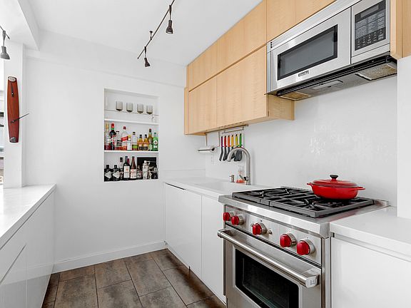 4th image of 150 E 56th St APT 7G