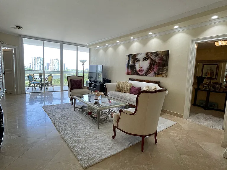 20281 E Country Club Dr — Photo 35