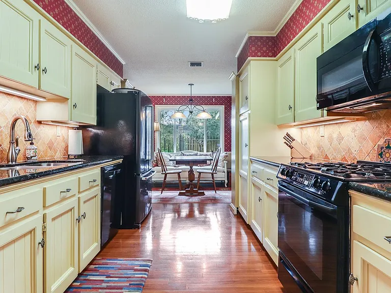 412 Woodvale Ave — Photo 10