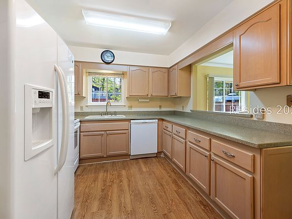 5th image of 38 Squiresgate Rd