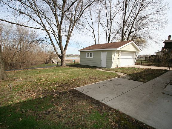 3rd image of 7836 W Laurel Dr