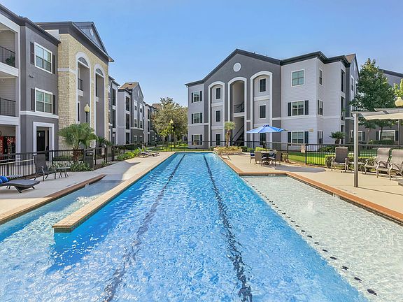 Luxury Swimming Pool at Mansions at Moses Lake - Texas City, TX
