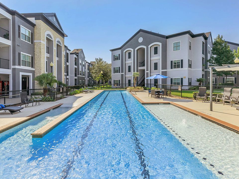 Luxury Swimming Pool at Mansions at Moses Lake - Texas City, TX