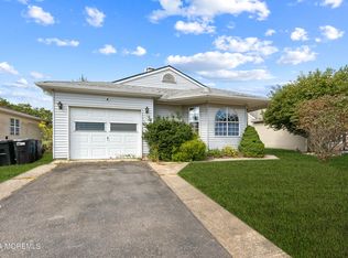 77 Trent Dr, Toms River, NJ