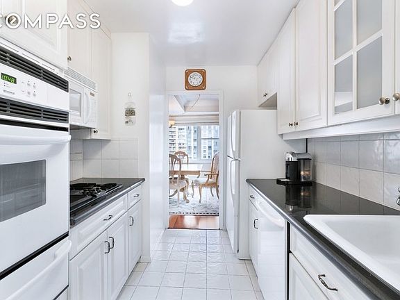 3rd image of 400 E 77th St APT 12D